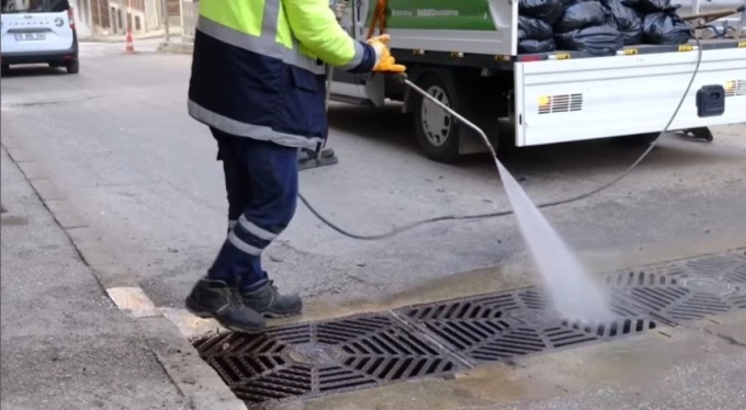 Bursa'da sel ve taşkın riskine karşı mazgallar temizleniyor