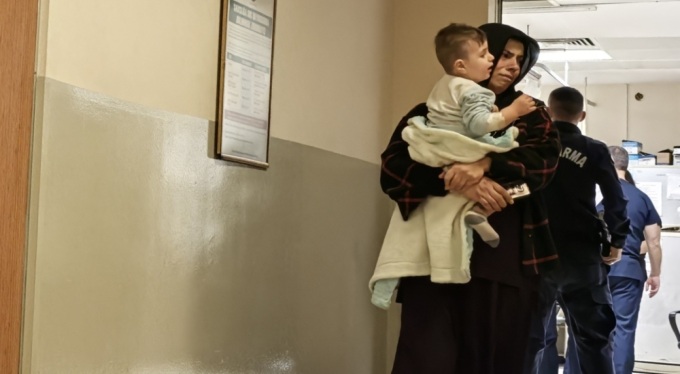 Üzerine sıcak çay devrilen bebek hastanelik oldu