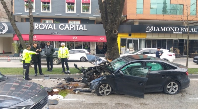 Bursa'da direksiyon hakimiyetini kaybeden kadın sürücü ağaca çarptı : 1 yaralı