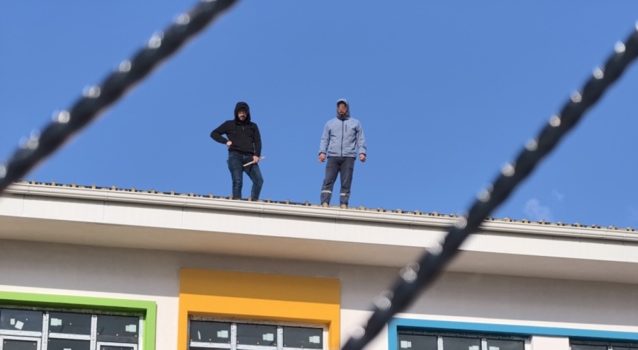 Bursa'da paralarını alamayan işçiler anaokulunun çatısına çıktı