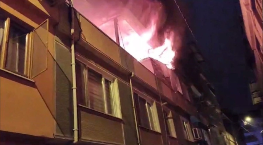 Bursa'da korkutan yangın: Alevlerle mücadele eden ekiplerin üzerine elektrik teli düştü