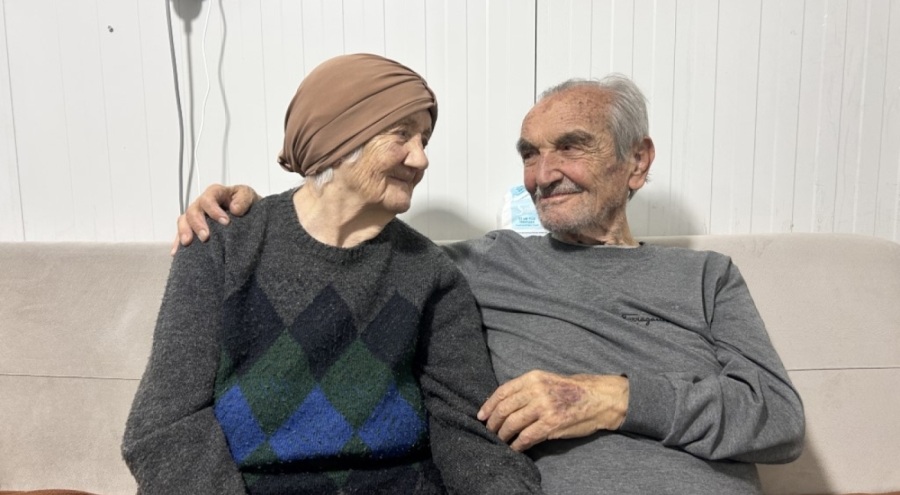 Enkazdan çıkarak birlikte yaşama tutunan 71 yıllık evli çift, mutluluğun sırrını paylaştı