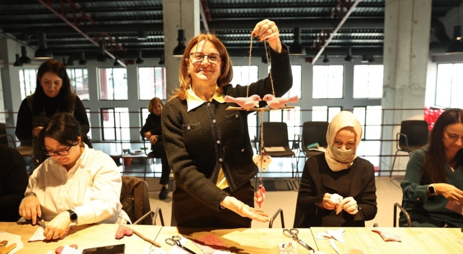 Kadınlardan sevgililer gününe özel kapı süsleri