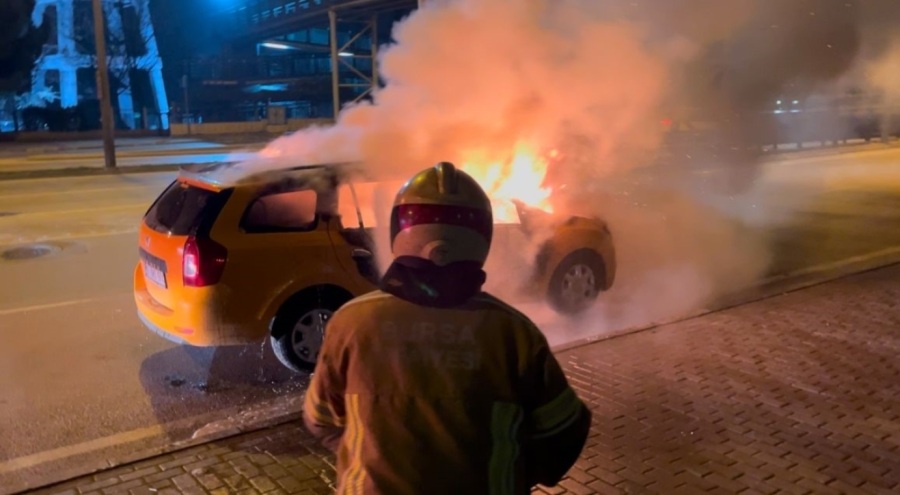 Seyir halinde bir anda alev alan araç kullanılamaz hale geldi
