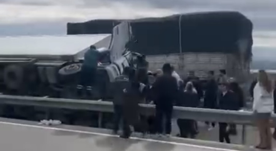 Kamyon devrildi, sürücü yaralandı