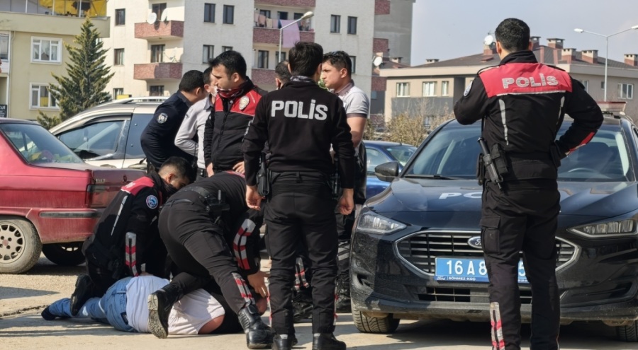 Bursa'da otomobilde uyuya kaldı, kimlik soran polislere saldırdı