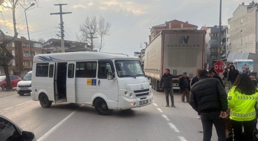 Minibüs ile çarpışan motosikletteki çift yaralandı