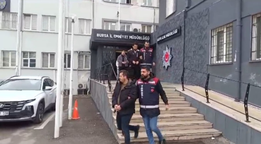 Kendilerini banka çalışanı olarak tanıtıp, 18 kişiden 2.5 milyon lira dolandırdılar