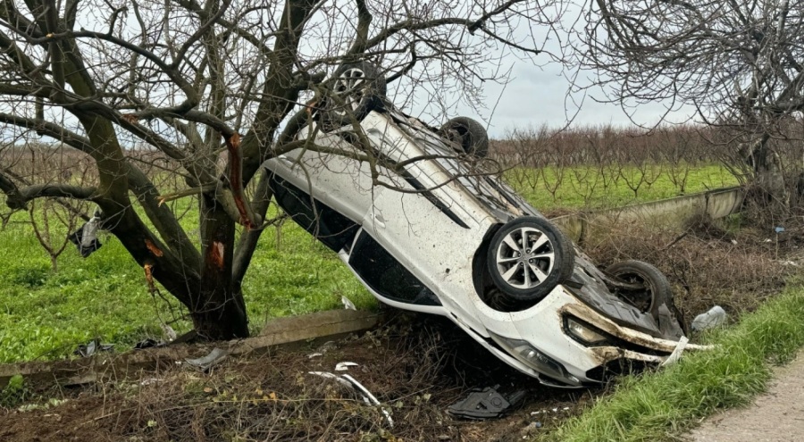 Direksiyon hakimiyetini kaybeden sürücü takla attı
