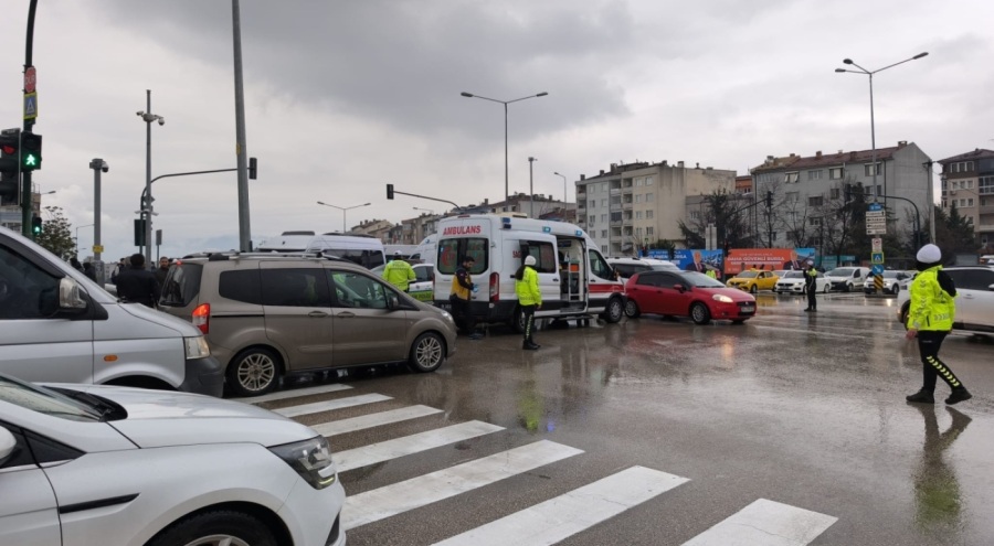 Bursa'da minibüs özel halk otobüsüne çarptı