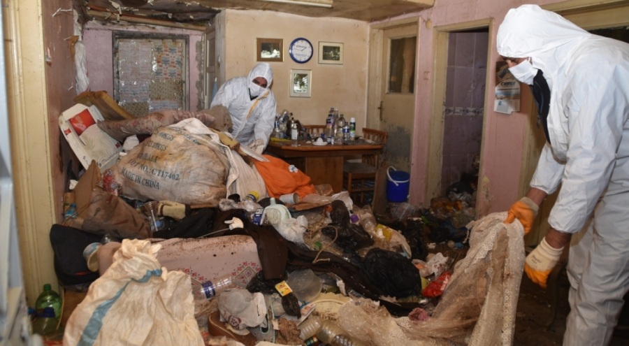 Çöp ev temizlendi Yeni Mahalle nefes aldı