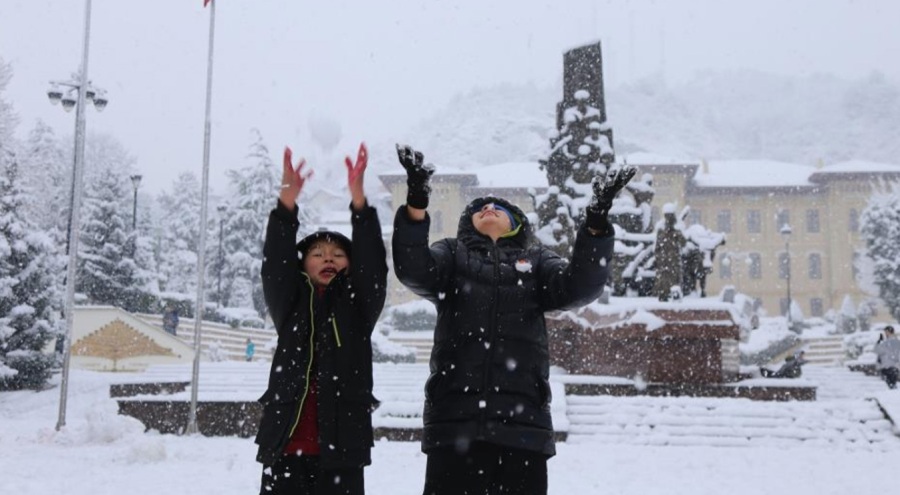 Bursa'nın İnegöl ve İznik ilçelerinde eğitime kar engeli