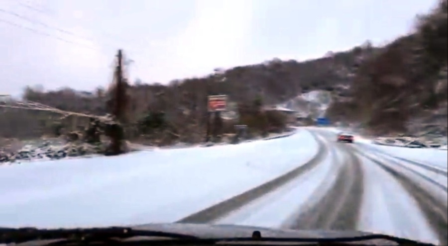 Kar haberine giden gazeteci canlı yayında kaza yaptı