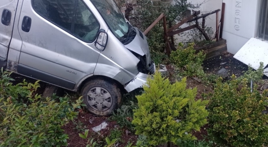 Bursa'da kaza yapan aracın eczane bahçesine düştüğü anlar kamerada