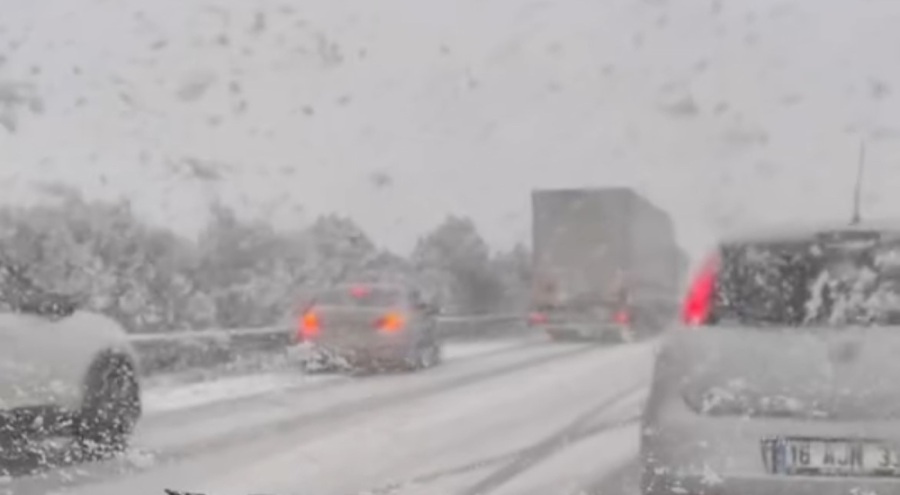 Bursa'da Karlı yolda 25 araç birbirine girdi