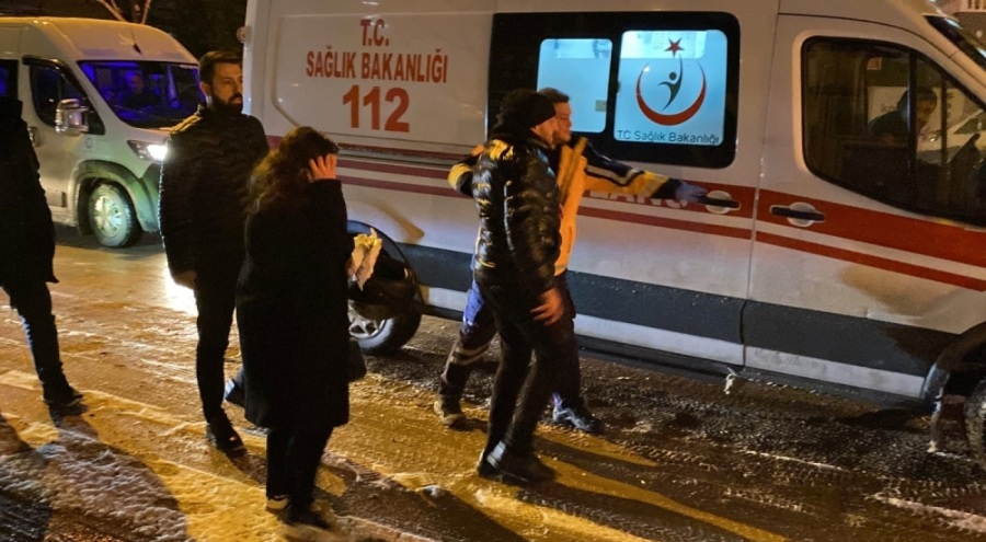 Bursa'da motosiklete 1 dakika içinde iki kez otomobil çarptı: 2 yaralı