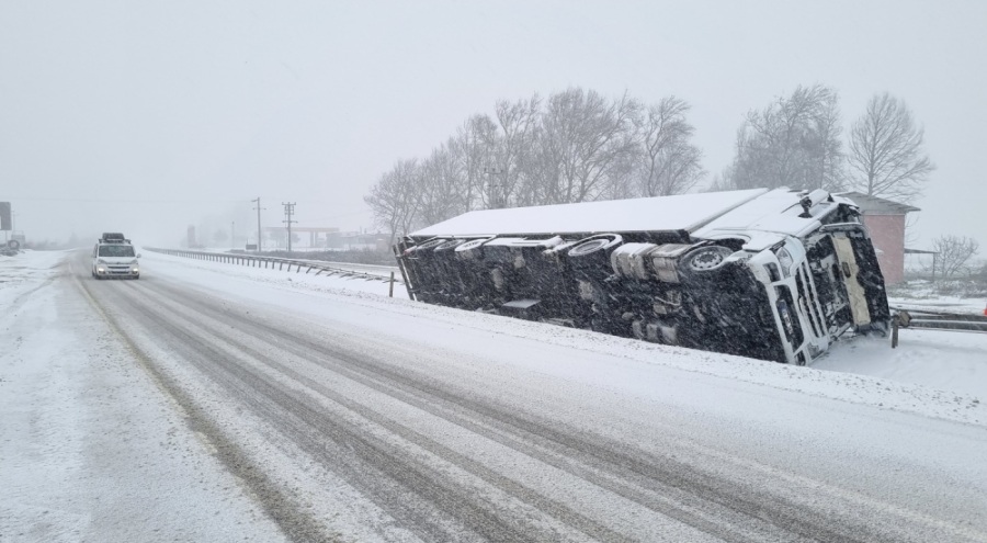 Bursa'da ana arterlerdeki yoğun kar kazalara sebep oluyor