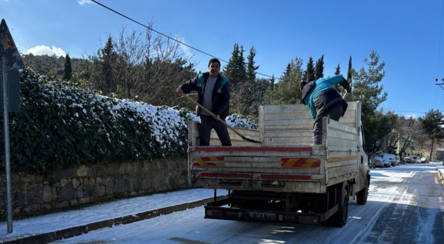 Nilüfer'de yolların açılması için ekipler seferber oldu