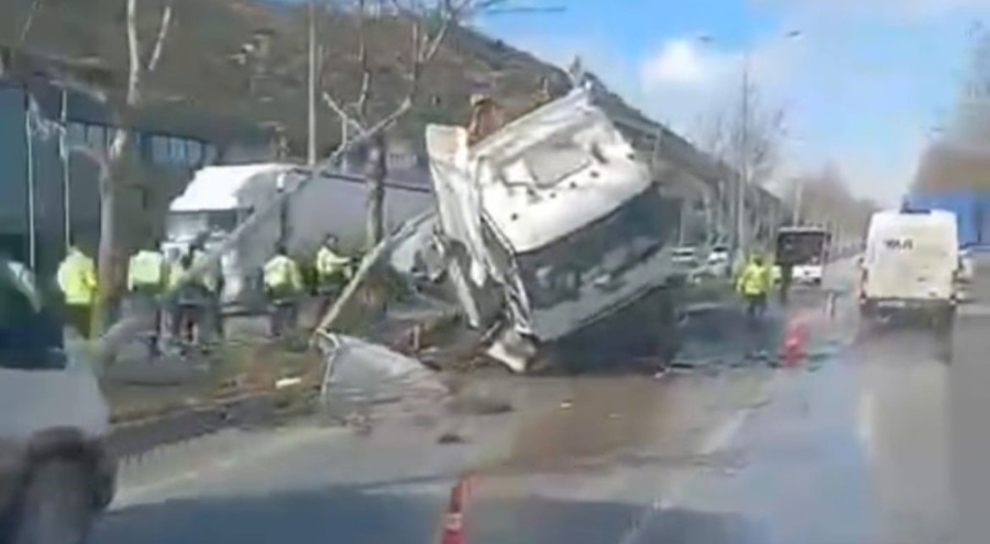 Buzlanma nedeniyle kontrolden çıkan tır refüje girdi