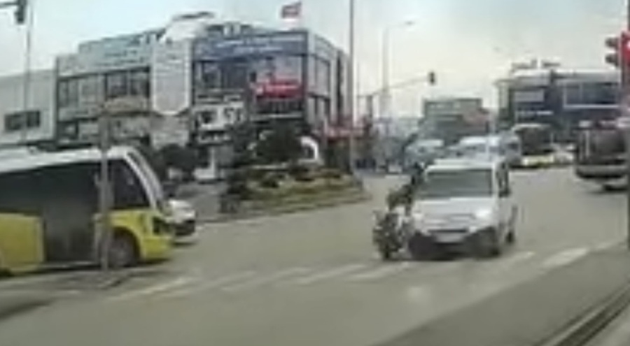Bursa'da yaya geçidini kullanan motosiklete otomobil çarptı: 1 yaralı