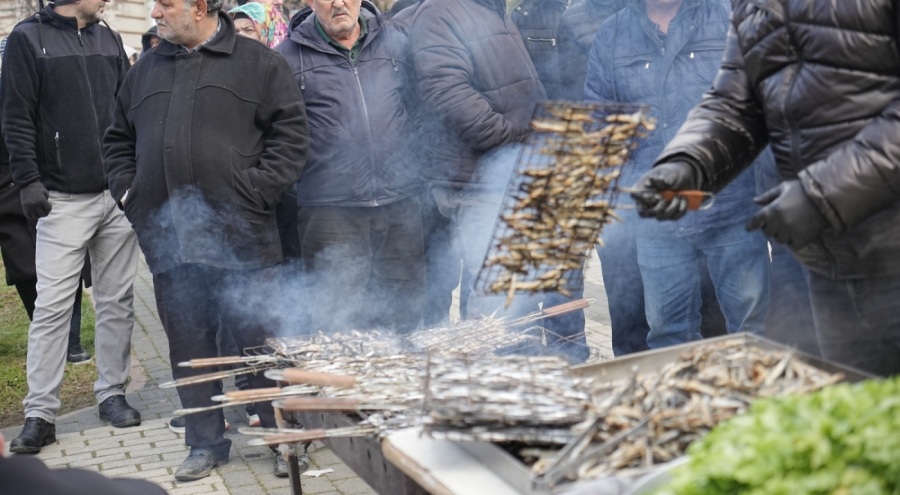 Binlerce kişi, 1 ton hamsi için bekledi