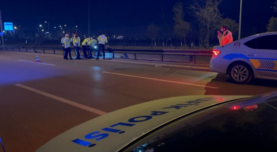 Direksiyon hakimiyetini kaybeden motosiklet sürücüsü bariyerlere çarparak ağır yaralandı