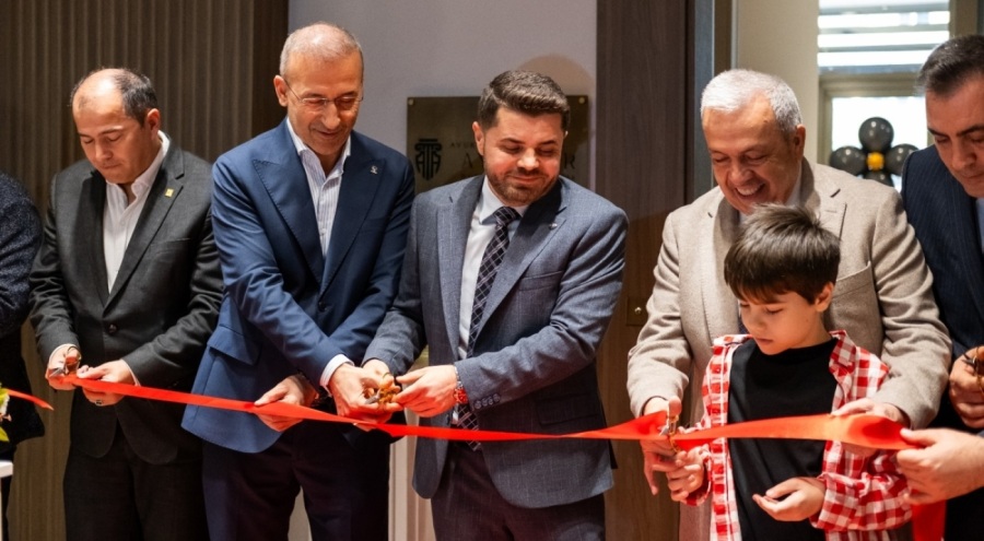 Bursa'da siyasiler Aydemir Hukuk Bürosu'nun açılışı için bir araya geldi.