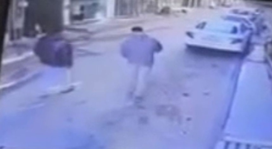 Kurşunlardan kaçmak için araç etrafında ring attı...Silahlı saldırı kamerada