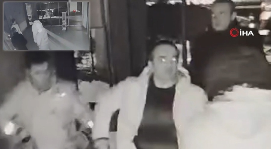 Araçlara kar topu atan çocuklara silah çekti