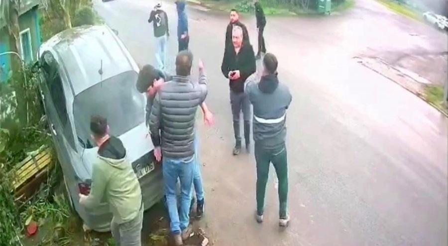 Ehliyetsiz sürücü bankta oturan kadını ezdi