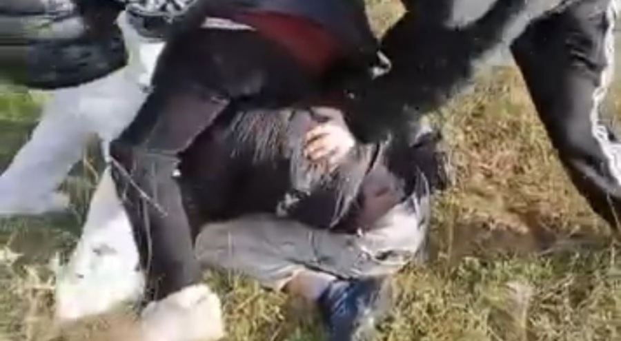 Bursa'da aralarına aldıkları çocuğu darp edip kameraya aldılar