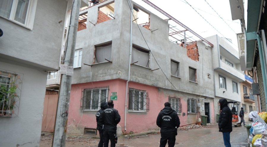 İnşaat aşamasındaki kaçak katlar yıkıldı