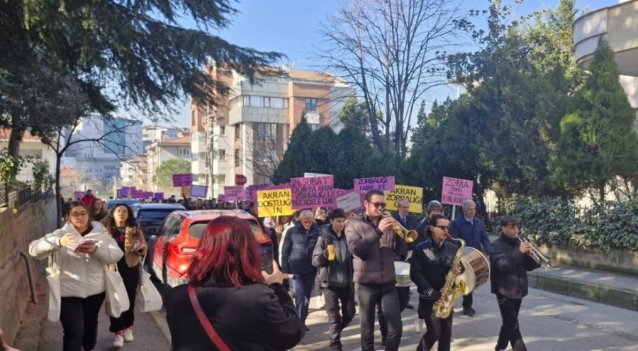 Yüzlerce öğrenci akran zorbalığıyla mücadele için yürüdü: "Zorbalık, suskunlukla büyür"