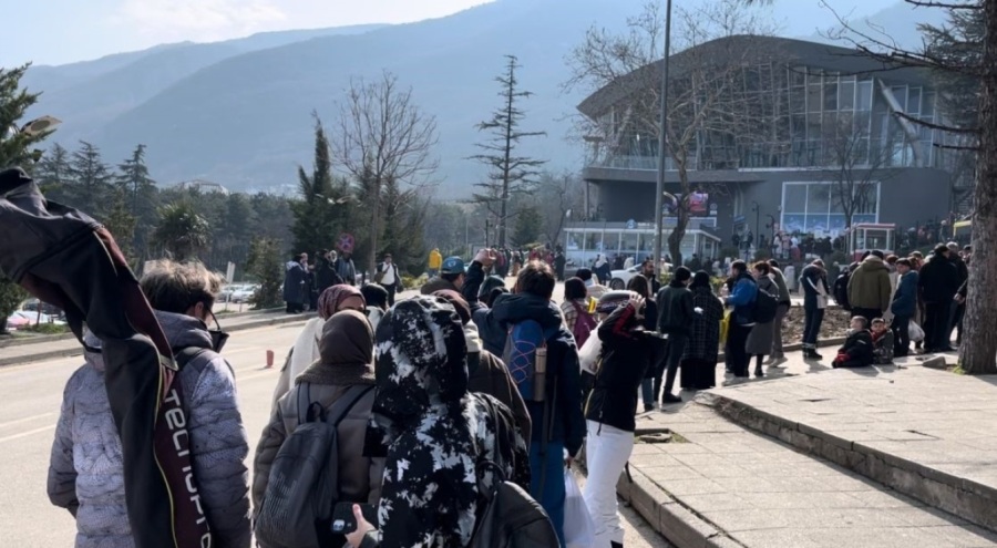 Teleferik arıza yapınca metrelerce kuyruk oluştu... Saatlerdir bekliyorlar