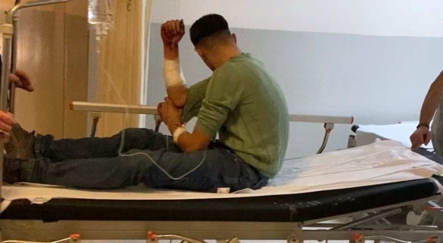 Bursa'da kavga edenleri ayırmak isterken bıçakla yaralandı