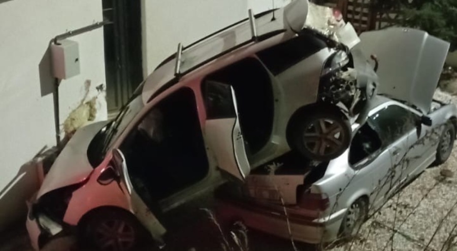 Bursa'da kontrolden çıkan otomobil park halindeki aracın üzerine uçtu: 1 yaralı