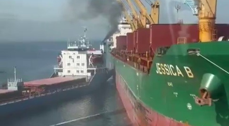 Limandan çıkan gemi, başka bir gemiye çarptı