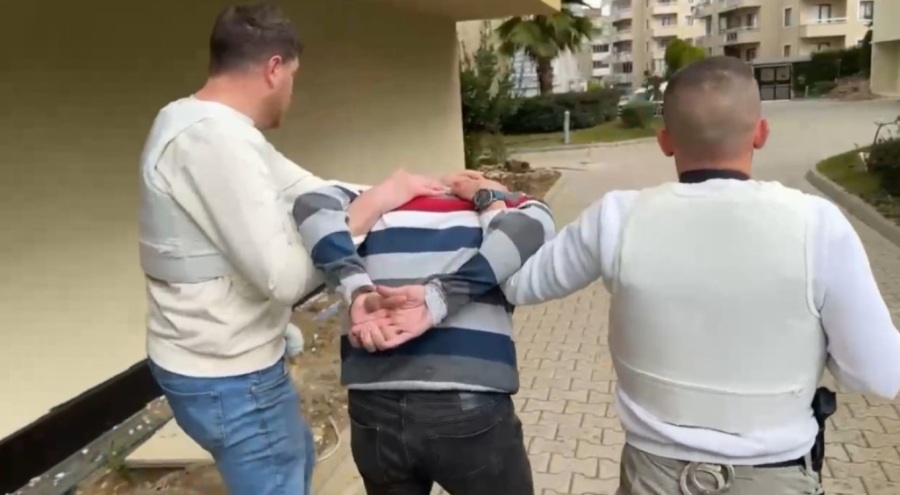 FETÖ'den 12 yıl 6 ay hapis cezasıyla aranıyordu...Firari astsubay sahte kimlikle yakalandı