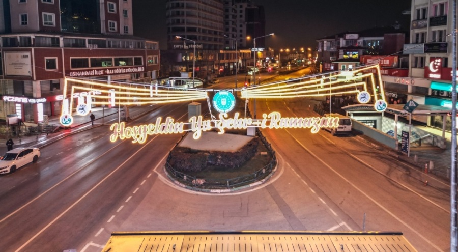 Bursa caddeleri 'Ramazan' için süslendi