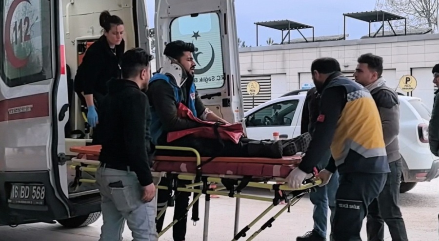 Bursa'da tadilat için çıktığı çatıdan düşerek yaralandı