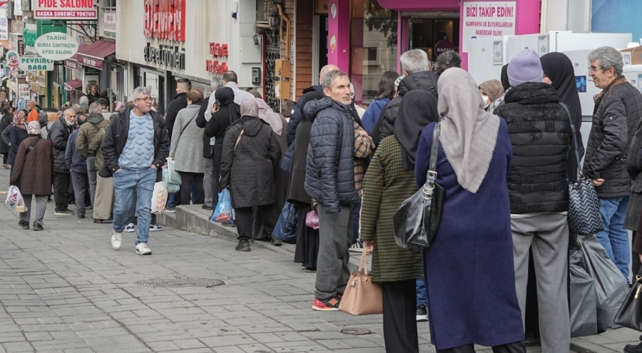 Ramazan alışverişi için kasaplarda metrelerce et ve kıyma kuyruğu