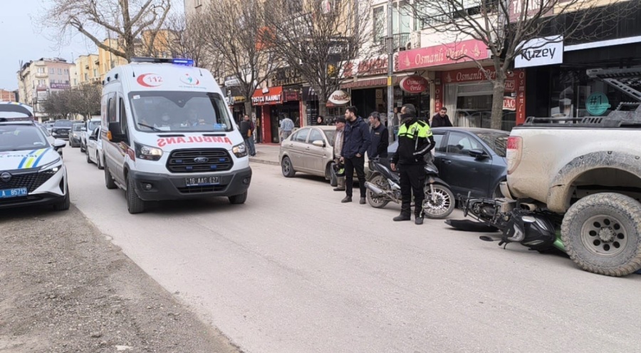 Buursa'da devrilen motosiklet aracın altına girdi: 1 yaralı