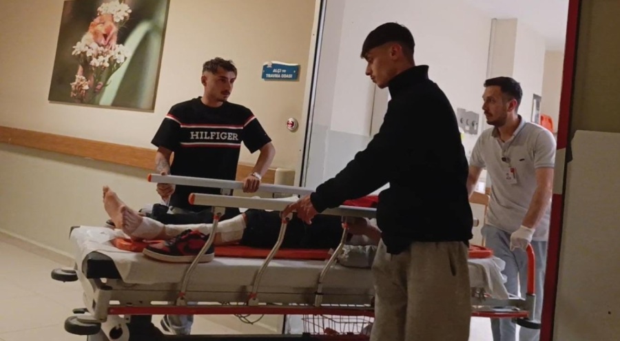 Bursa'da motosiklet park halindeki iki otomobile çarptı: 2 yaralı