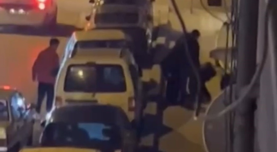 Bursa'da aralarına aldığı kişiyi böyle darp ettiler