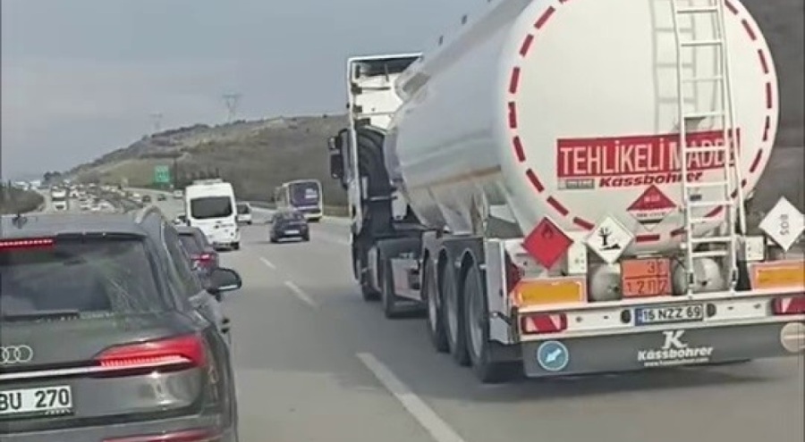 Tır sürücüsü tartıştığı ticari aracın sürücüsüne camdan küllük fırlattı