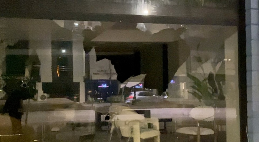 Bursa'da motosikletli şahıs mağaza camını taşla kırdı