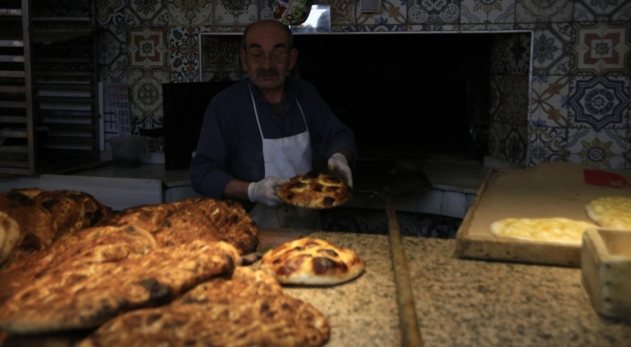 Bursa'da 92 yıllık gelenek...İftariyelik tabanca, kılıç, testi ve telefon