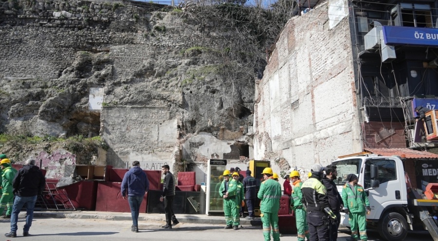 Tophane Surları'nın önündeki son binalar da yıkılıyor