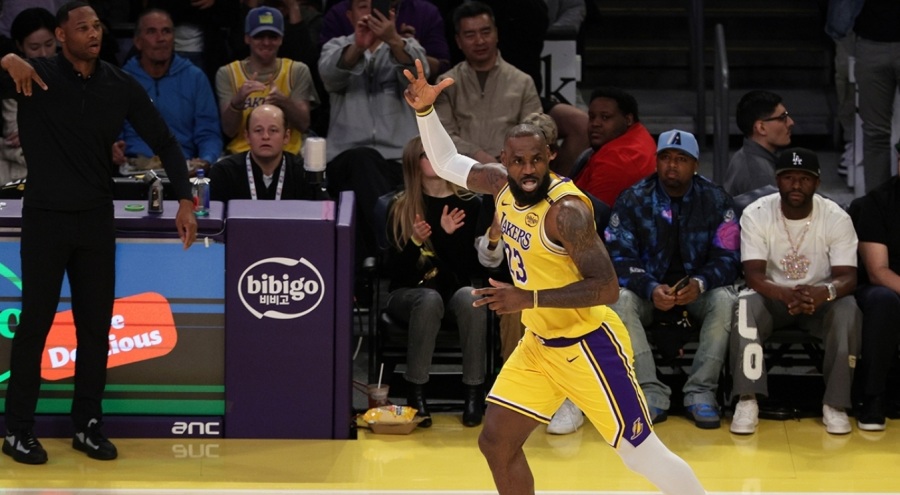 LeBron James, NBA'de 50 bin sayı barajını geçen ilk isim oldu