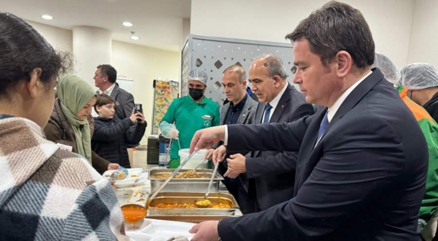 Başkan Aydın vatandaşlara iftar yemeği dağıttı